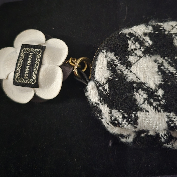 Black and White Tweed Coin Purse With Flower Charm - Picture 5 of 5